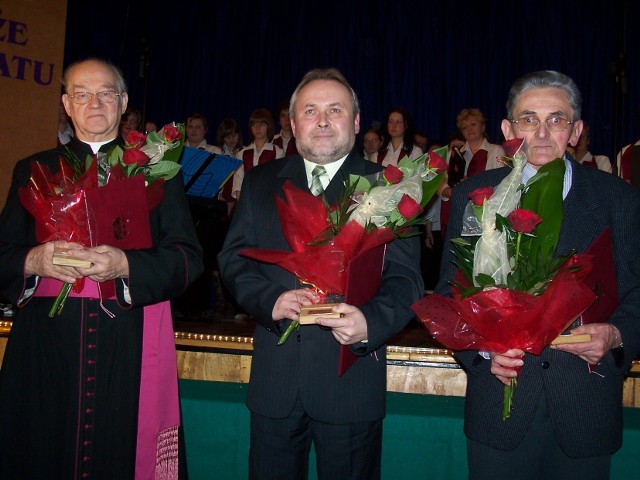 Laureaci Róż Powiatu, od lewej: ks. Zbigniew Donarski, Janusz Orlikowski i Bernard Smolarek.