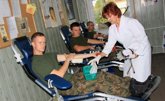 Żołnierze ,,siedemnastej'' oddają krew w międzyrzeckim szpitalu oraz podczas akcji organizowanych w koszarach.