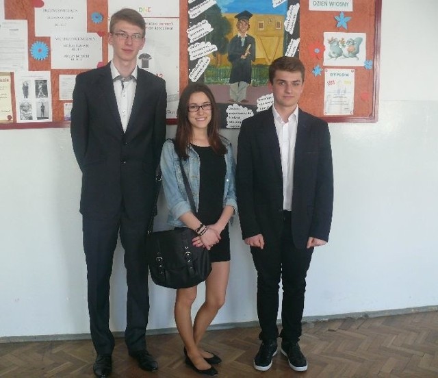 Uczniowie z klasy III A Gimnazjum numer 1 w Ostrowcu, od lewej: Adrian Borecki, Julia Ćwiękała, Krzysztof Łapan byli zadowoleni po egzaminie humanistycznym.