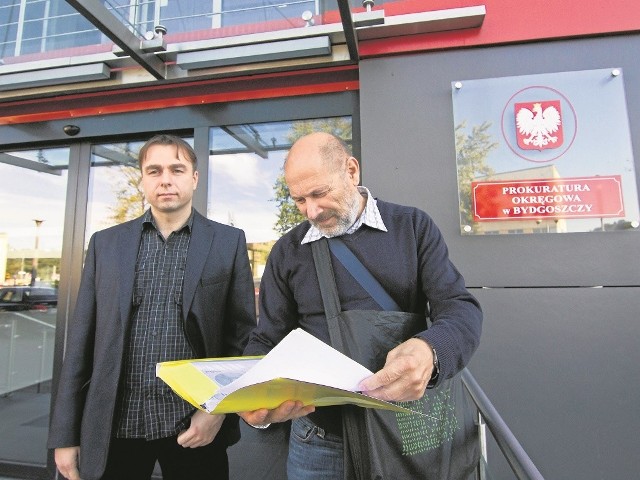 Bogdan Dylewski (na zdjęciu z prawej) przedwczoraj złożył zeznania w Prokuraturze Okręgowej w Bydgoszczy i teraz czeka na jej odpowiedź. Stawił się w niej z adwokatem (z lewej)
