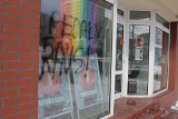 „PEDAŁY RAUS!” na szybie biura poselskiego Moniki Rosy w Katowicach. „Osoby LGBT codziennie muszą mierzyć się z nienawiścią”