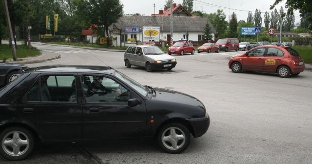 Na skrzyżowaniu ulic Poleskiej i Domaszowskiej do końca roku powstanie rondo. To znacznie upłynni ruch na tej "krzyżówce&#8221;.