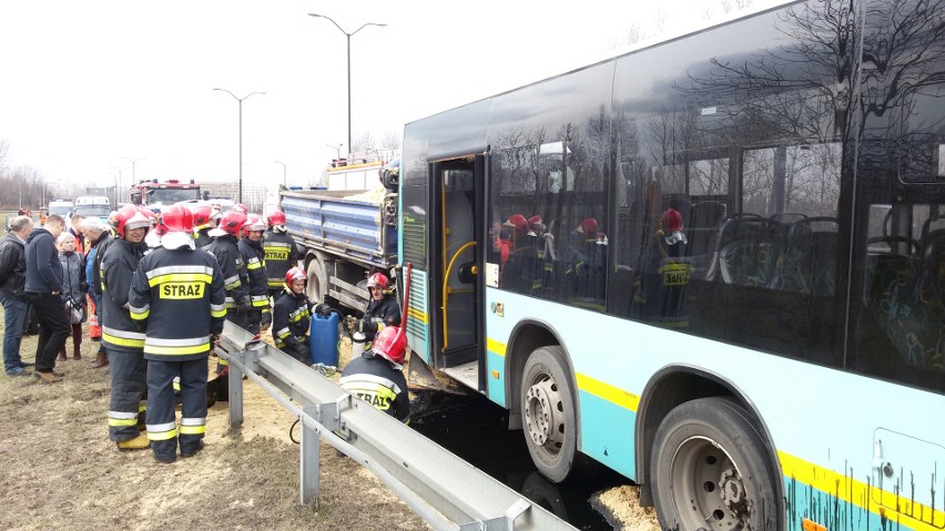 Ciężarówka uderzyła w autobus w Katowicach. Są ranni