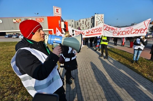 Protest pracowników Kauflandu we Wrocławiu. Około 50 związkowców demonstrowało przed jednym ze sklepów i biurem sieci handlowej.