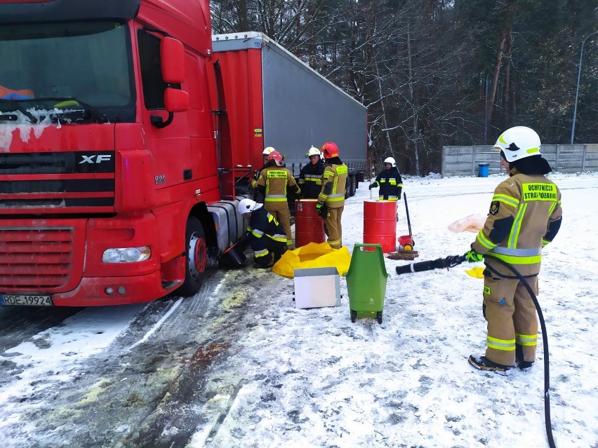 W Rudzie Malenieckiej doszło do wycieku paliwa z uszkodzonego zbiornika ciężarówki. Trudna akcja straży pożarnej