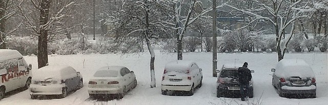 Jeśli ktoś przez kilka dni nie używał samochodu, może natrafić na sporą ilość śniegu.