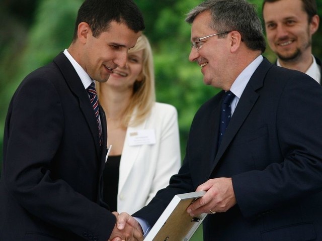 Adam Nazimek odbiera z rąk prezydenta RP Bronisława Komorowskiego dyplom dla Wychowawcy Roku.