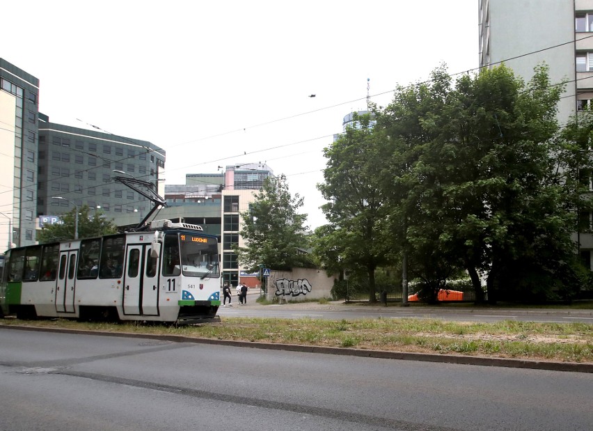 Tutaj tramwaje mocno zwalniają. Potrzebny jest remont torowiska na ulicy Matejki w Szczecinie 