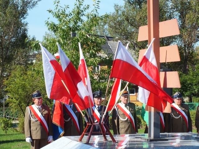 Uroczystości przed Krzyżem Katyńskim w Starachowicach.