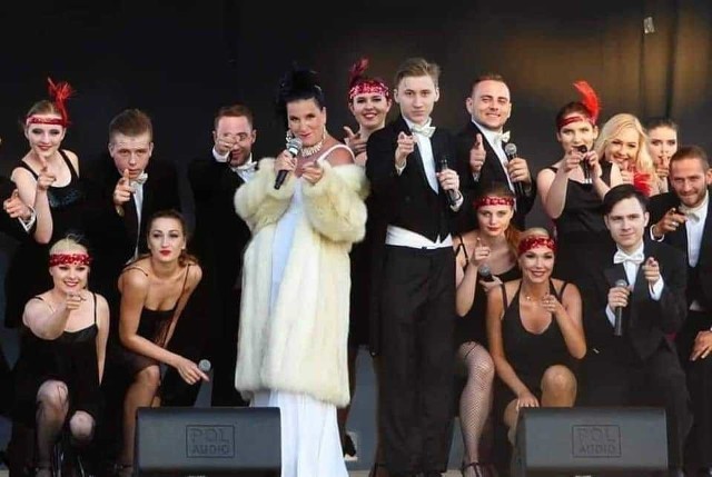 Gala Piosenki PolskiejZamek zaprasza na plenerowe widowisko muzyczne Teatru Broadway „Piosenka ci nie da zapomnieć.” 30-osobowy zespół artystów Teatru Broadway zaprezentuje ponad dwugodzinne  widowisko musicalowo–rewiowe. 250 barwnych kostiumów (pióra, fraki, suknie), największe utwory klasyki kina polskiego oraz znane i lubiane przeboje polskiej muzyki rozrywkowej (m.in. „Na pierwszy znak”, „Brunetki blondynki”, „Vabank Vabank”, „Zimny drań”, „Sexappeal”, „Ja się boję sama spać”, „Już nie zapomnisz mnie”, „Ta ostatnia niedziela”, „Chryzantemy złociste”, „Miłość ci wszystko wybaczy”, „Dumka na dwa serca”).Gala Piosenki Polskiej, 22 września, dziedziniec Zamku, godz. 19, bilety 20-30 zł.