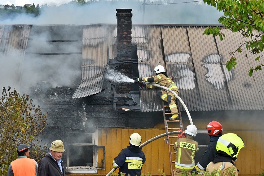 Pożar całkowicie strawił dach drewnianego domu w Bieśniku