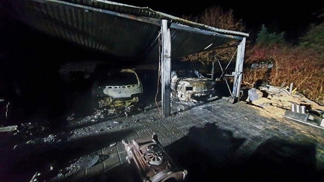 Garcz (pow. kartuski). Samochody i wyposażenie garażu zniszczone w pożarze. ZDJĘCIA