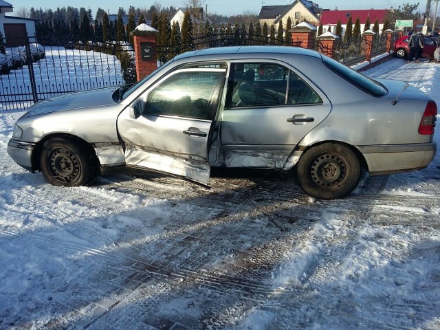 Kobieta kierująca vw polo wyjeżdżała z posesji na drogę krajową 210. Uderzyła w bok mercedesa, który wcześniej wyprzedzał vw golfa.