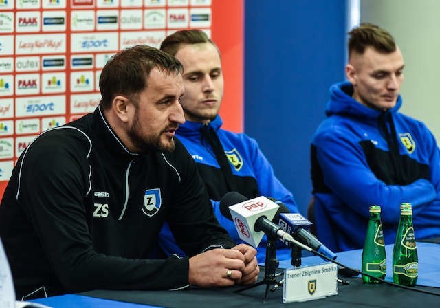 Trener Zbigniew Smółka oraz piłkarze Zawiszy Jakub Smektała i Damian Michalik na pierwszej w tym roku konferencji prasowej.   FOT. DARIUSZ BLOCH