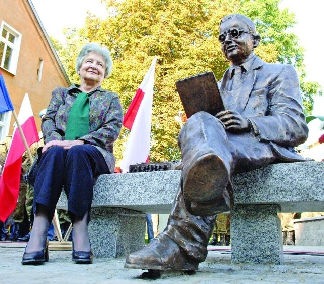 Janina Sylwestrzak przy pomniku swojego ojca Mariana Rejewskiego, ul. Gdańska w Bydgoszczy, wrzesień 2005 r.