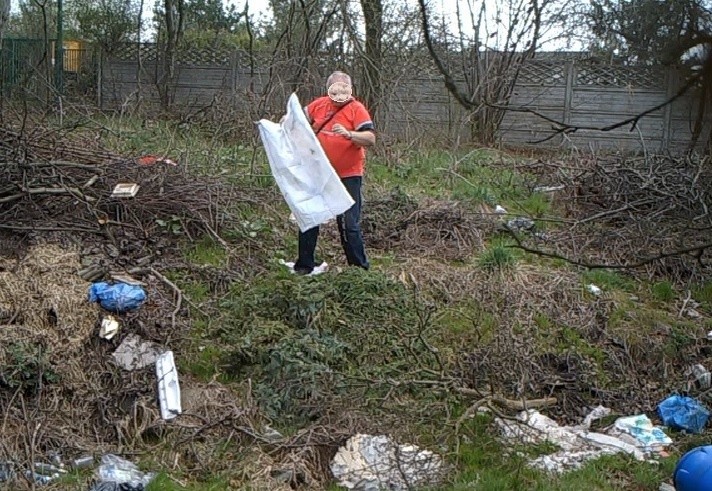 Katowice: wyrzucali śmieci w lesie, zostali przyłapani na gorącym uczynku. Wpadli w fotopułapkę 