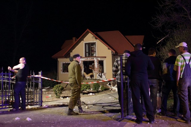 Wybuch gazu wstrząsnął HarasiukamiStrażacy pracowali na miejscu zdarzenia przez około 12 godzin. Jeszcze w piątek rano sprawdzali, czy gaz w dalszym ciągu się nie odkłada oraz usunęli dwie butle, które znajdowały się w budynku.