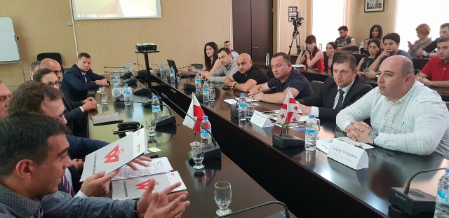 W zeszłym roku delegacja z Wielkopolski gościła między innymi w Kutaisi, stolicy regionu Imeretia. Rozmawiano o możliwych inwestycjach w Gruzji. Niektóre polskie firmy prowadzą teraz zaawansowane rozmowy, np. w kontekście budowy dróg w Gruzji.