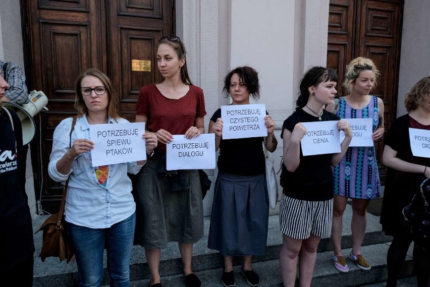 Pikietujący nie zgadzają się, aby obiekty sportowe...