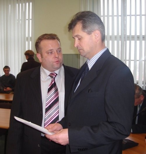 Radny PiS-u Wiesław Masłowski  (z prawej) pracuje w Zakładzie Pojazdów Szynowych, gdzie w 2006 roku zarobił ok. 30 tys. zł. Ale oszczędności nie ma.