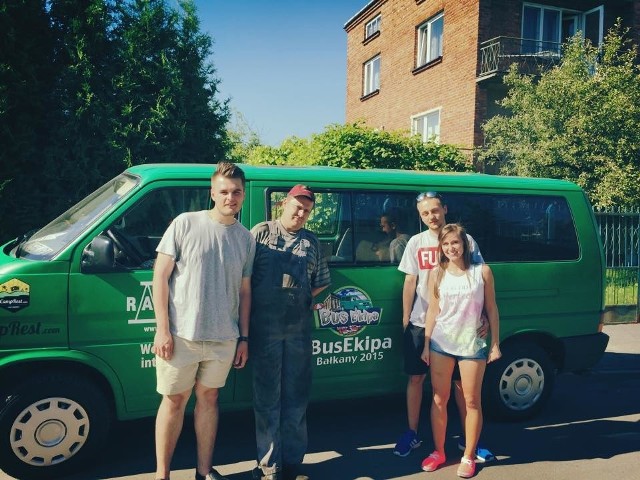 Dwudziestoletni bus gotowy do podróży studentów z Radomia, którzy dziękują za to mechanikowi Tomaszowi Gumińskiemu.