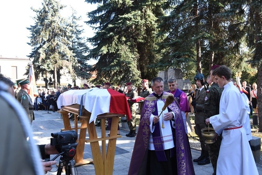 Nowy Sącz. Tłumy sądeczan na powtórnym pochówku gen. Bronisława Pierackiego