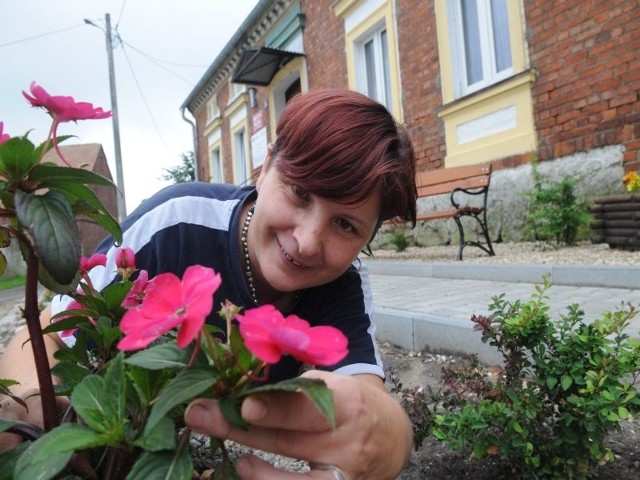 Erwina Nikiel mówi, że nie tylko ona sadziła piękne kwiaty przed świetlicą