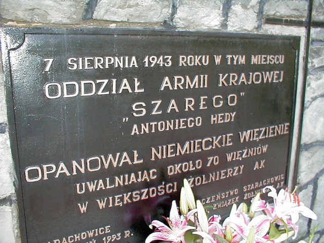   Tablica pamiątkowa z rozbicia hitlerowskiego więzienia w Starachowicach