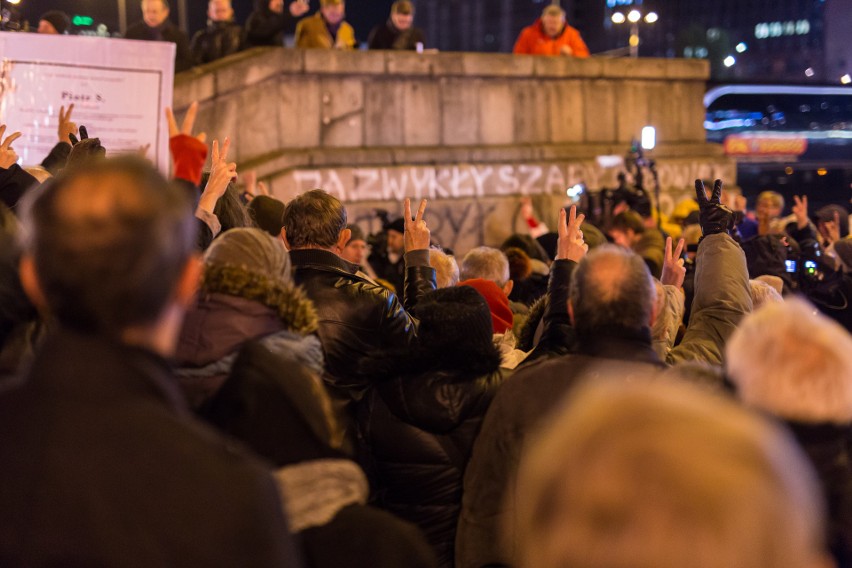 Ludzie zebrani pod PKiN oddali hołd Piotrowi S.