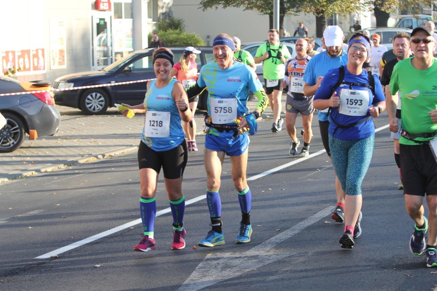 Zdjęcia z maratonu w Poznaniu 2018 - biegacze na pierwszym...