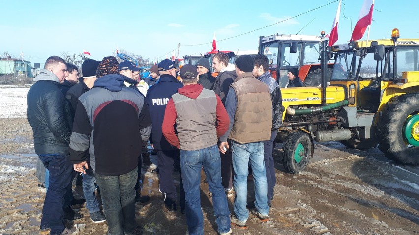 Protesty rolników w Żninie i okolicach. Ciągniki spowalniają ruch 