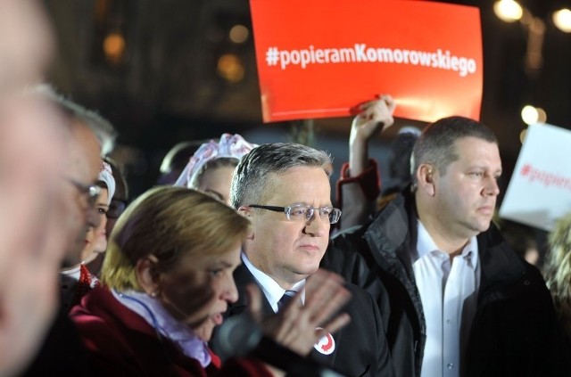 Prezydent Bronisław Komorowski na Rynku Głównym w Krakowie. Czekali też na niego przeciwnicy polityczni.