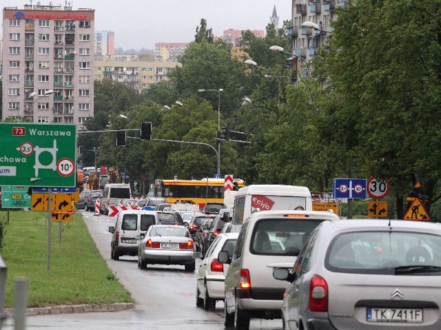 Jadąc od strony Morawicy w kierunku centrum Kielc ruch zaczyna się korkować na pierwszym zwężeniu jezdni przed skrzyżowaniem ulicy Tarnowskiej z Bohaterów Warszawy.