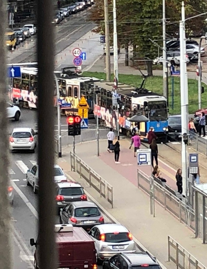 Wypadek tramwaju na Pułaskiego. Potężne korki (ZOBACZ)