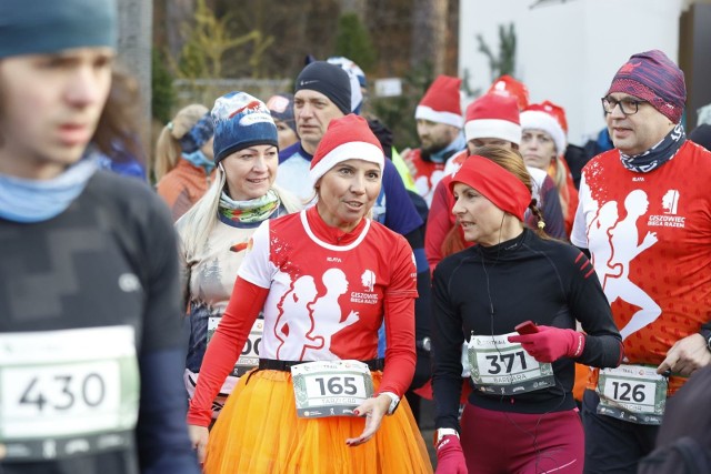 Kilkuset biegaczy wystartowało w grudniowej edycji City Trail w Katowicach  Zobacz kolejne zdjęcia. Przesuwaj zdjęcia w prawo - naciśnij strzałkę lub przycisk NASTĘPNE