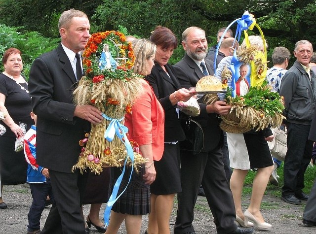 Na święcie plonów w Cerekwicy nie zabrakło wieńców dożynkowych oraz dzielenia się chlebem. Wieczorem wszyscy bawili się na zabawie tanecznej.