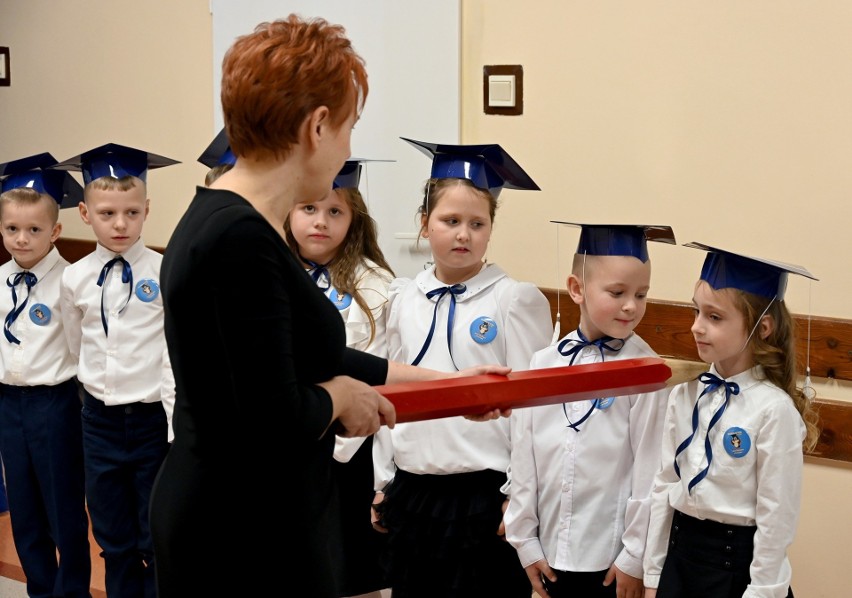 Uroczyste ślubowanie pierwszoklasistów w Szkole Podstawowej w Brzechowie w gminie Daleszyce. Dzieci pięknie się prezentowały