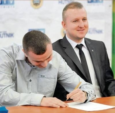 Krzysztof Świątek podpisuje kontrakt, obok prezes Paweł Derlatka Fot. Michał Klag