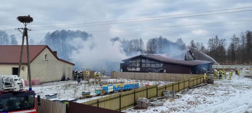 Pożar w Marianowie gm. Długosiodło. 5.02.2023 płonął budynek magazynowo-inwentarski. Zdjęcia