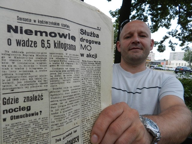 Pan Wiesław z archiwalnym wydaniem Trybuny Opolskiej sprzed 40 lat.