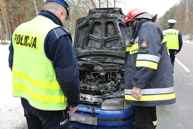 Wypalone wnętrze pod maską w fiacie punto.