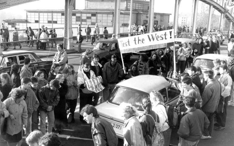 Tłum na Böserbrücke 10 listopada 1989