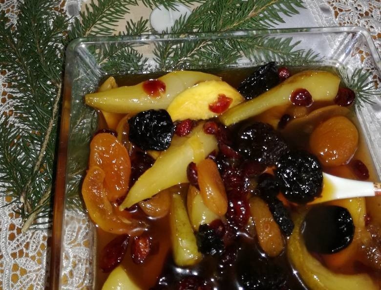 Suszone owoce z likierem na wigilijny stół.