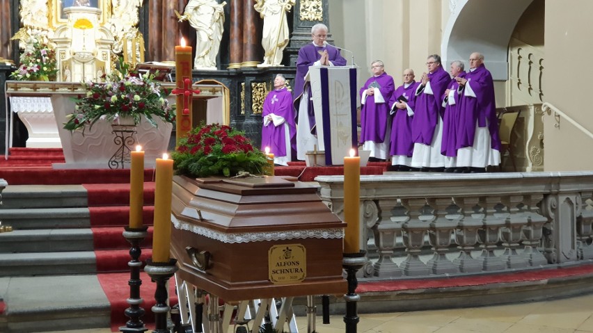 Pogrzeb Alfonsa Schnury. Zasłużony obywatel Strzelec Opolskich spoczął na cmentarzu parafialnym