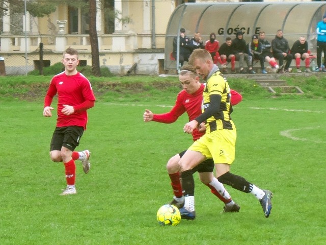 LKS Skołoszów (czerwone stroje) wygrał kolejny mecz kontrolny.