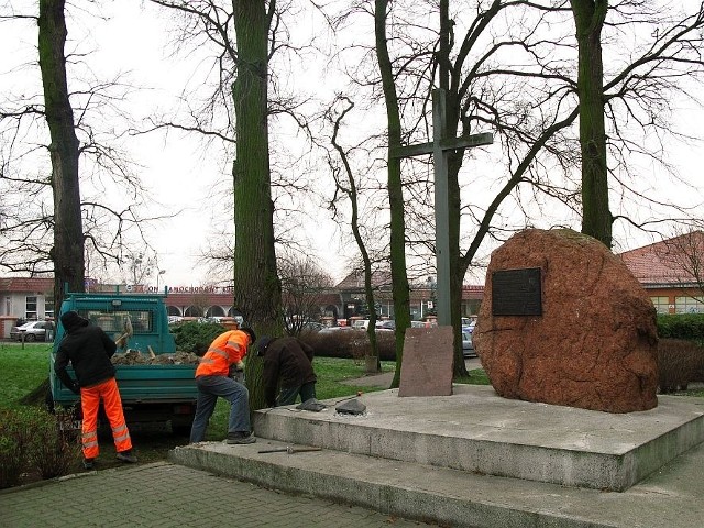 W środę ruszyły prace związane z remontem pomnika katyńskiego przy ul. 700 - lecia w Żninie.