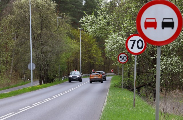Szosa Lubicka, Łódzka, Andersa - to tylko kilka lokalizacji, w których w Toruniu możemy legalnie rozpędzić się do 70 km/h. Od Miejskiego Zarządu Dróg udało nam się pozyskać pełne zestawienie takich miejsc. Do kierowców apelujemy jednak o ostrożność - w niektórych punktach, tuż za znakiem drogowym z "siedemdziesiątką", stoi znak z "pięćdziesiątką". W takich miejscach łatwo o mandat. Poza tym część ulic, na których obowiązuje ograniczenie do 70 km/h, znalazła się w rankingu najbardziej niebezpiecznych ulic w Toruniu według toruńskiej policji.