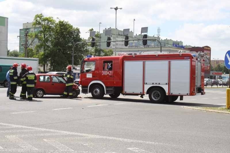 Wypadek na Aleksandrowskiej: Wóz strażacki zderzył się z cinquecento! Są ranni. Droga zamknięta [zdjęcia]