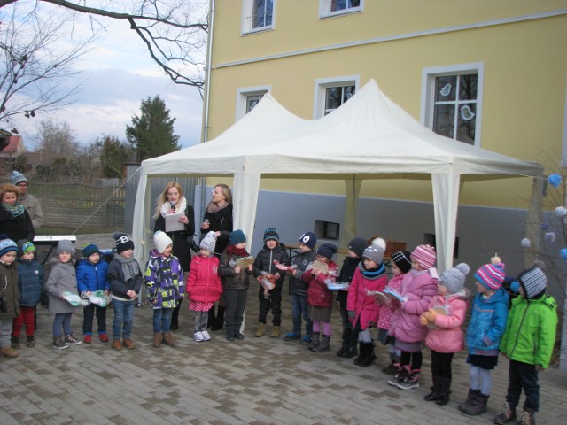 Przedszkolaki śpiewały i recytowały zarówno po polsku, jak i po niemiecku, a gości, którzy najbardziej pomogli w remoncie, obdarowali wykonanymi własnoręcznie sercami - na pamiątkę.