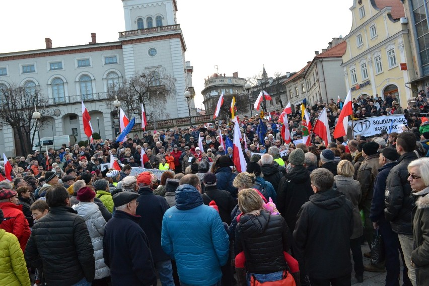 Manifestacja Komitetu Obrony Demokracji w Bielsku-Białej [ZDJĘCIA, WIDEO]